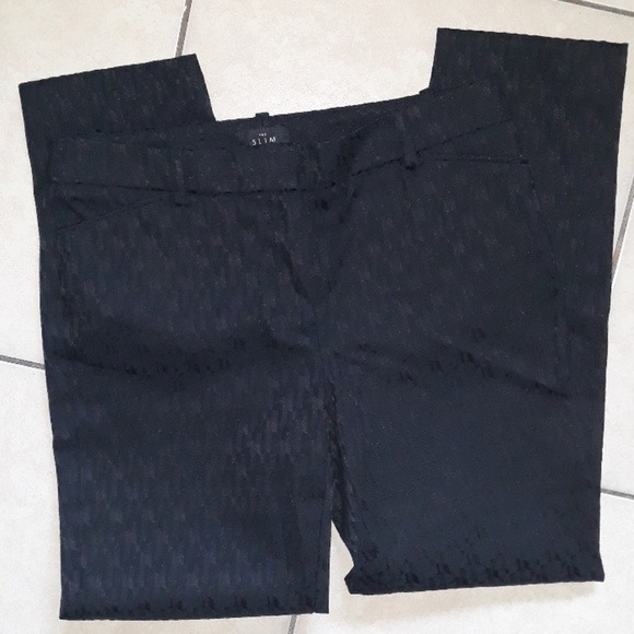 White House Black Market Pants - WHBM The Slim ankle cropped black printed pants